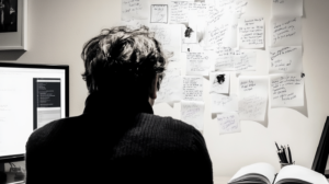 Zwischen Handschrift und Bildschirm — der Prozess vor dem Ergebnis.