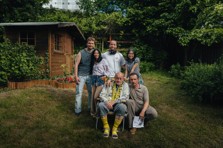 Family Time: Johnanes Kienast (Ruben), Minh-Khai Phan-Thi (Jutta), Marvin Litvak (Regie),Purnima Grätz (Mia), Leonard Lansik (Peter), Lucas Gregorowicz (Martin). Foto: Sally Forth/ WDR
