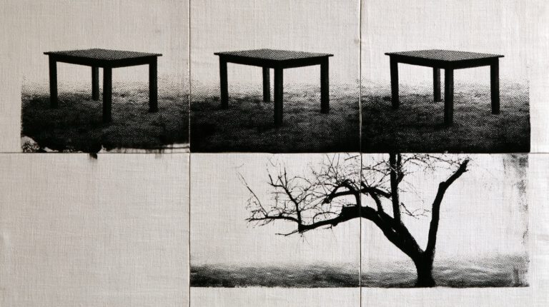 Siebdruckartige Grafik auf Leinen, schwarzweiß: sechs Bildfelder in zwei Reihen. In fünf Feldern derselbe einfache Holztisch als schwarze Silhouette, jeder Abzug leicht anders — verlaufende Farbe, ausgefranste Kanten, ein schiefes Bein. Im sechsten Feld unten rechts steht statt eines Tisches ein kahler Baum.